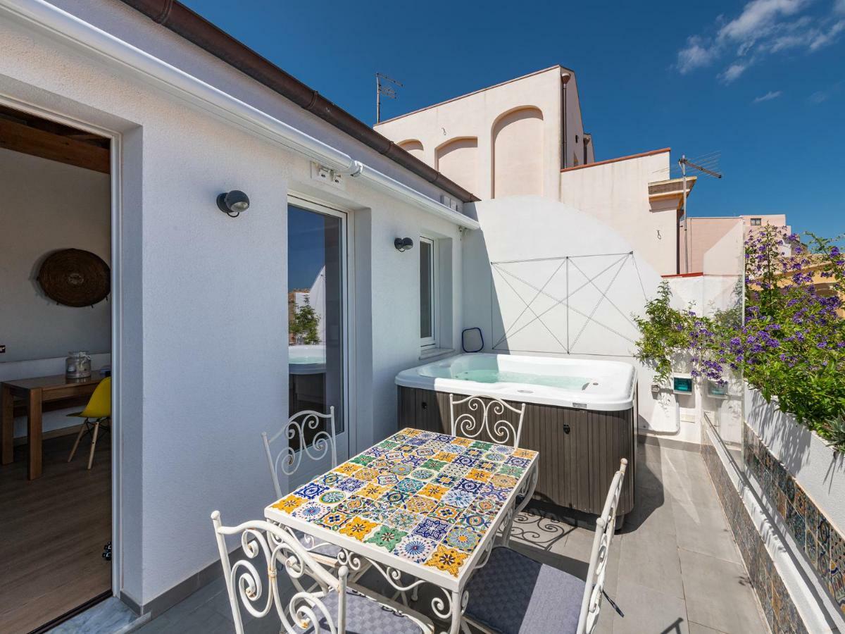 "Bea'S Terrace" - Private Jacuzzi And Panoramic Rooftop In The City Centre Cagliari Exterior photo